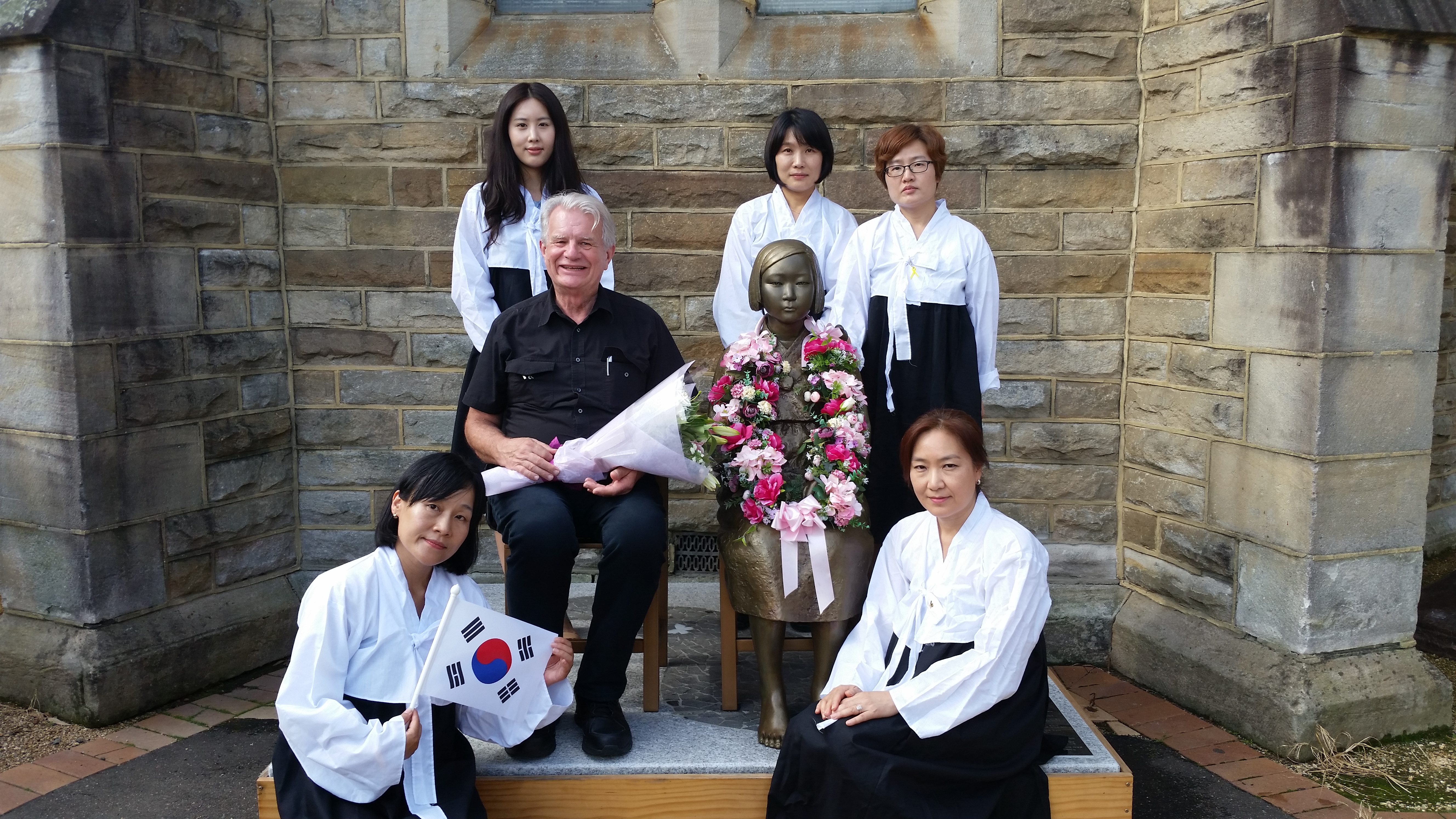 31절 기념 행사-소녀상앞 사진 20170301.jpg