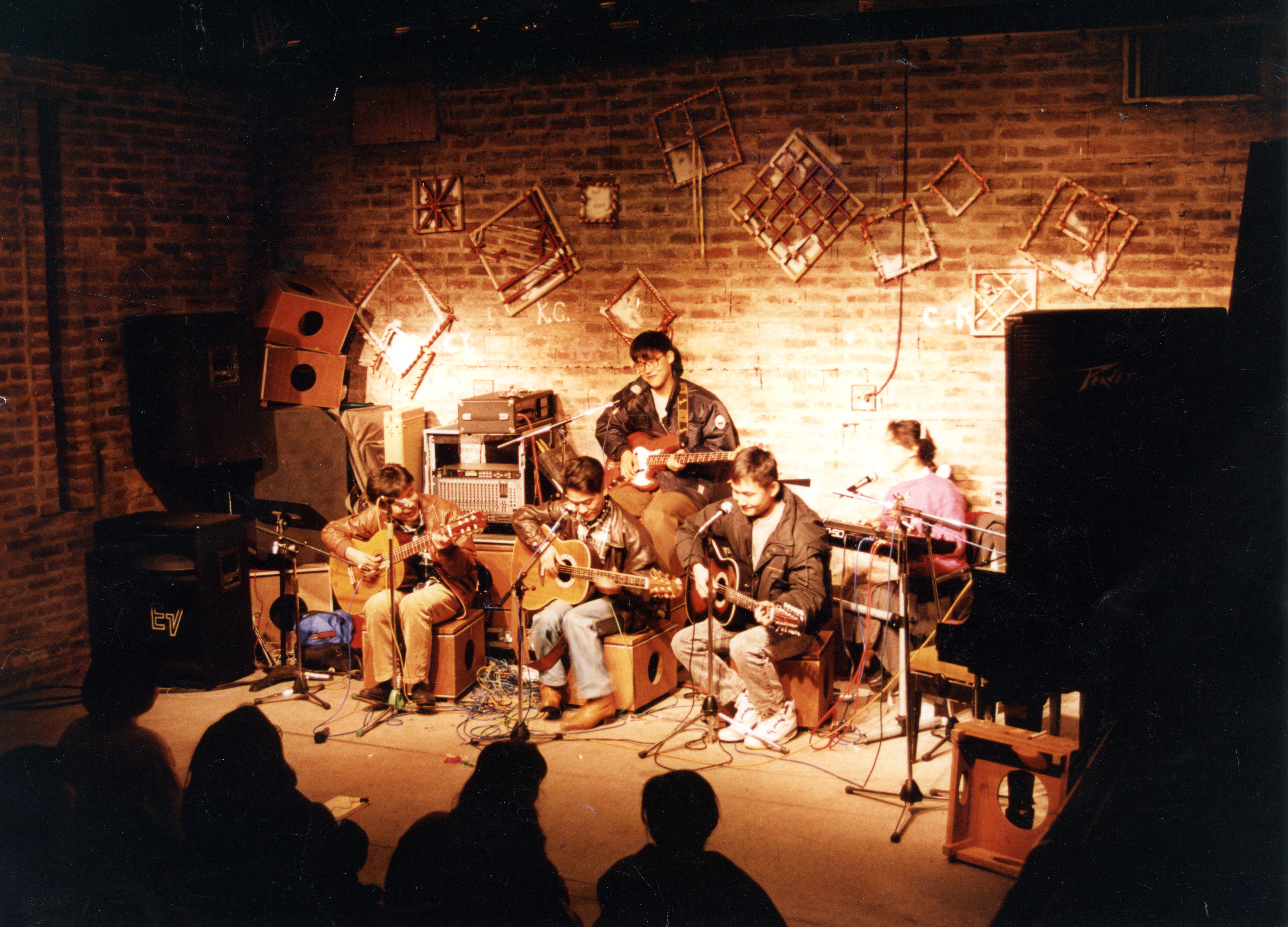 1991년 동움원 파랑새 공연장에서 공연하는 모습이 촬영된 사진.jpg