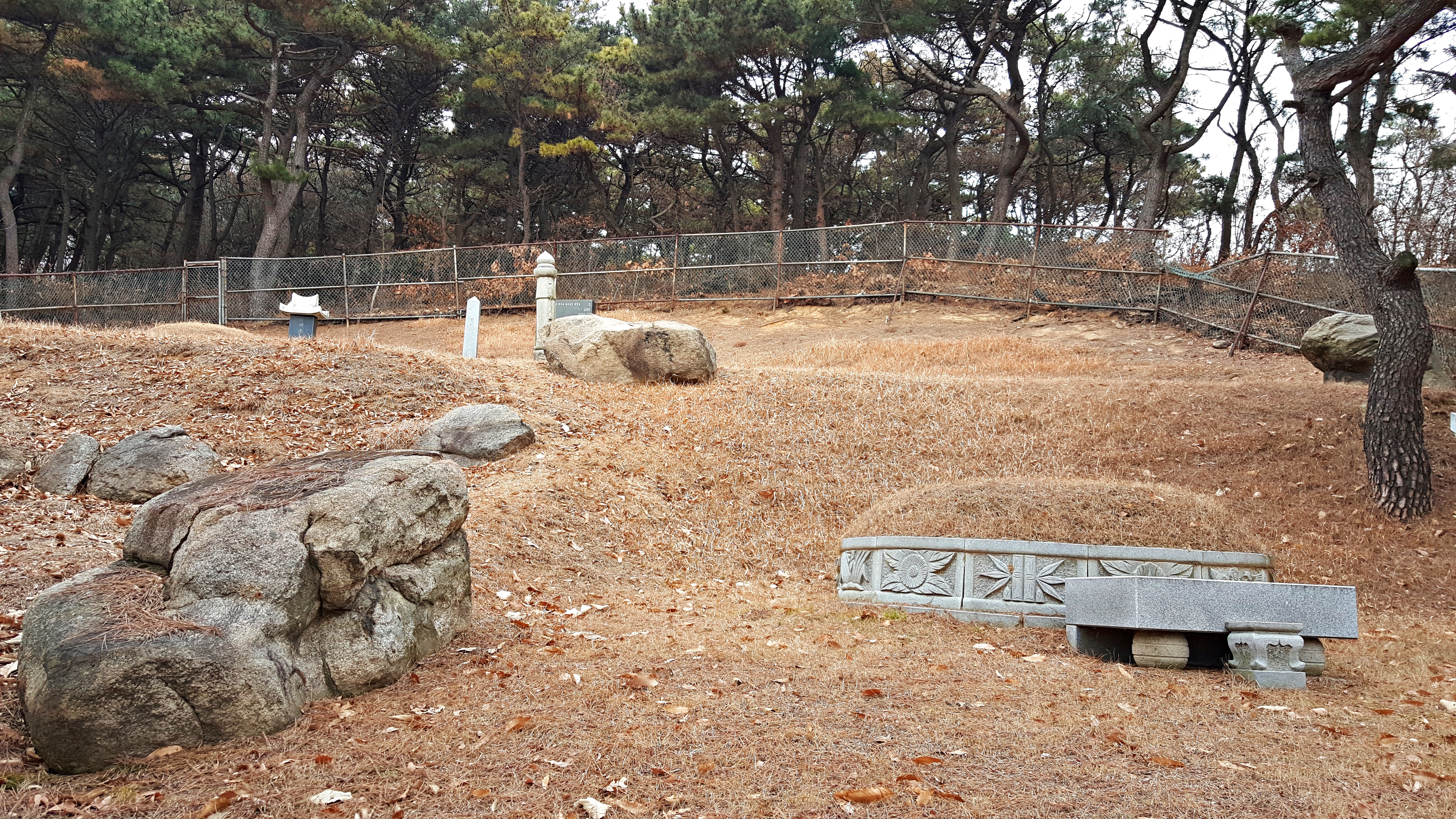 갑옷바위 묘역(20170105).jpg