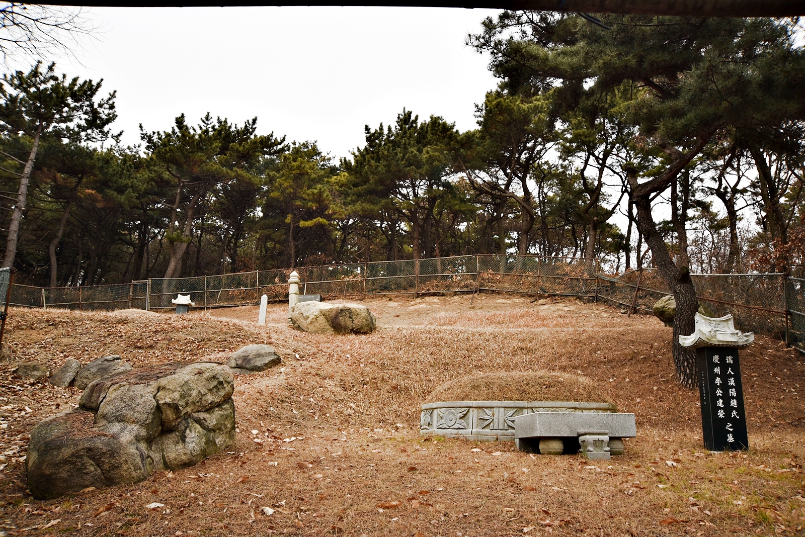 갑옷바위 묘역2(20170105).JPG